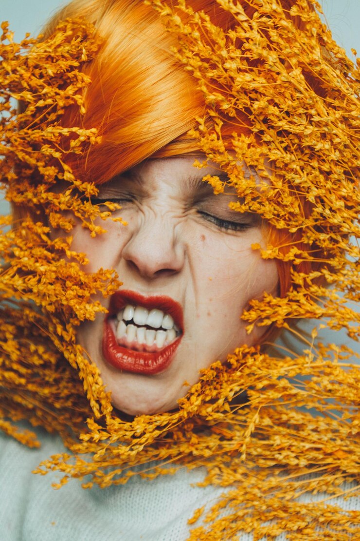 Foto ritratto ravvicinato di una donna con foglie d'autunno