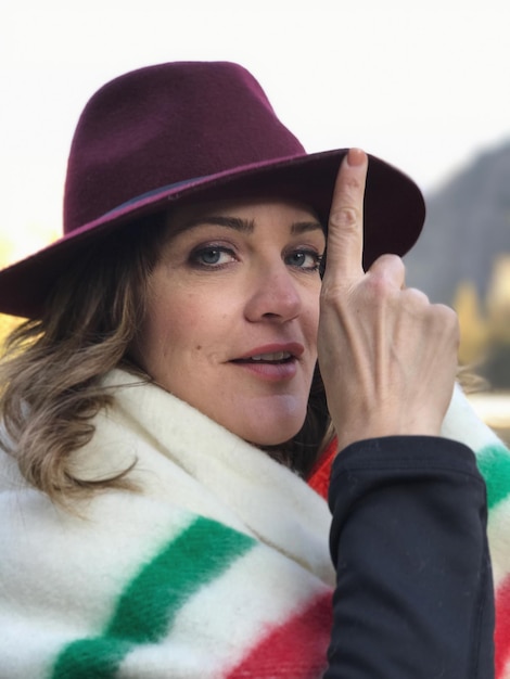 Ritratto ravvicinato di una donna con un cappello