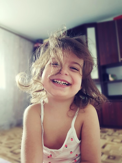 Ritratto ravvicinato di una ragazza sorridente a casa
