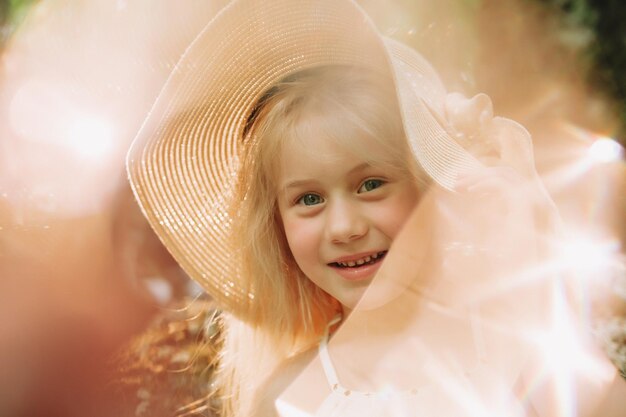 Ritratto ravvicinato Ragazza ucraina di 7 anni con i capelli bianchi come un angelo con luce magica