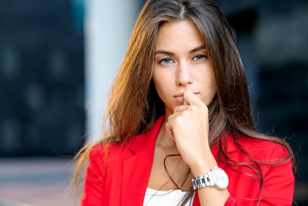 Ritratto serio giovane bella donna pensierosa donna d'affari puntelli il viso con la mano