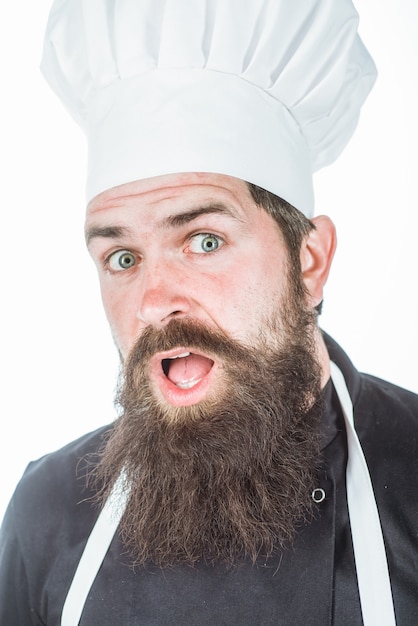 Ritratto sorpreso dello chef di emozioni di cucina culinaria di chef barbuto sorpreso close up ritratto