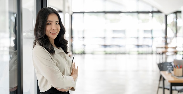Ritratto sorridente allegro della donna di affari dirigente corporativo della donna asiatica felice al lavoro