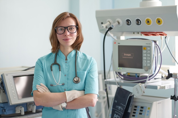 Ritratto sorridente dell'intensivista della donna bianca nel icu