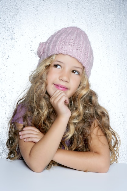 Ritratto sorridente della protezione di rosa di inverno della bambina di gesto