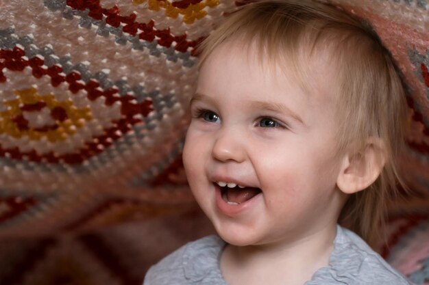 Ritratto sorridente felice del fronte della ragazza bionda del bambino