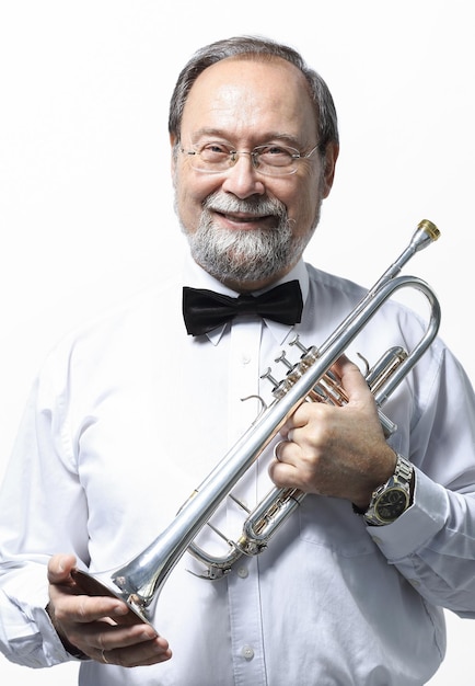 Ritratto.sorridente uomo adulto musicista con una tromba.foto con copia spazio