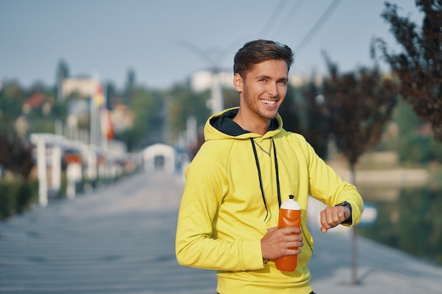 ritratto sportivo uomo acqua potabile