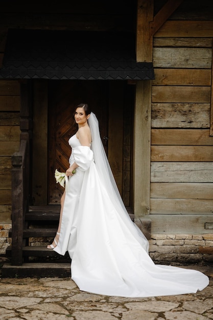 Ritratto sposa in abito lungo