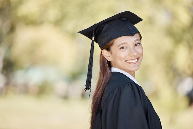 Ritratto studente sorriso e laurea di donna brasiliana all'aperto in università o college mockup Borsa di studio per l'educazione del viso laureato o felice donna orgogliosa o sicura di sé con risultati accademici