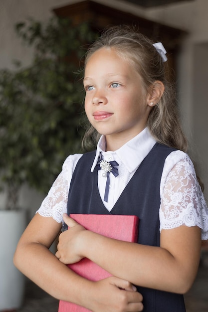 Ritratto studentessa primaria in uniforme scolastica