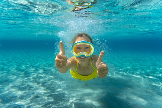 Ritratto subacqueo del bambino Bambino che si diverte in mare Vacanze estive e concetto di stile di vita sano