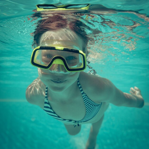 Ritratto subacqueo del bambino felice Vacanze estive
