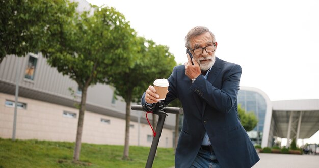 ritratto uomo anziano con scooter elettrico