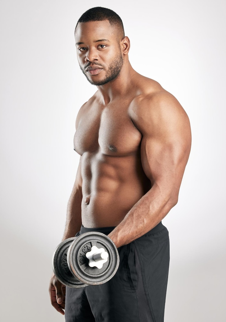 Foto ritratto uomo e manubrio in studio con muscoli bodybuilder ed esercizio per la salute e il benessere allenamento bicep allenamento e sollevamento pesi per la forza o l'obiettivo del corpo potenza e atleta serio
