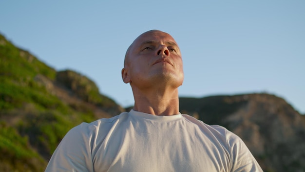 Ritratto uomo respirazione meditando al cielo di montagna Ragazzo muscoloso Zen rilassante