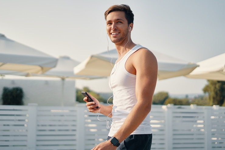 ritratto uomo sportivo con mobile