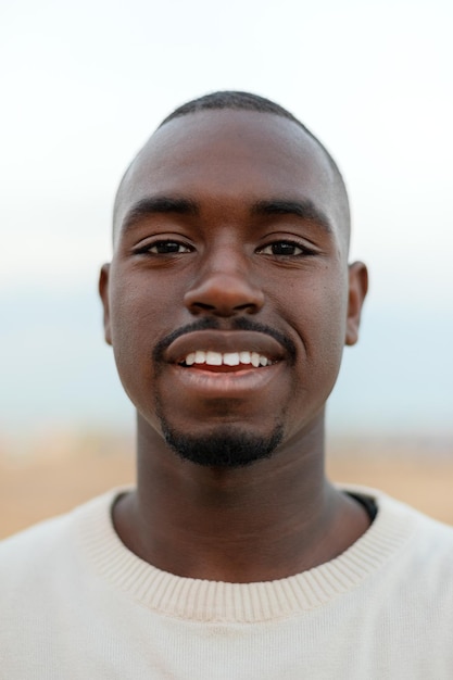 Ritratto verticale di giovane uomo afroamericano guardando la fotocamera Stile di vita Headshot