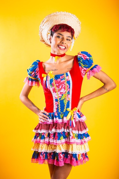 Ritratto verticale Donna brasiliana in abiti da festa junina Arraial Festa di San Giovanni Foto a figura intera