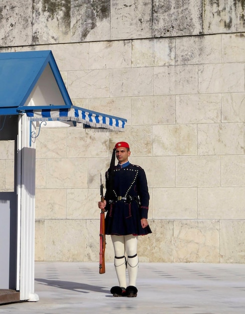 Rituale del cambio della guardia delle guardie greche Evzones presso la tomba del Milite Ignoto ad Atene in Grecia