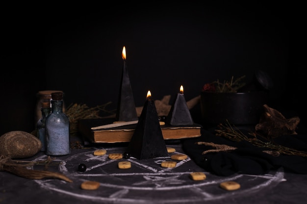 Rituale di magia nera con candele e rune