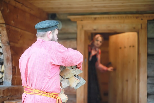 Rituali slavi tradizionali in stile rustico All'aperto in estate Fattoria villaggio slavo Contadini in abiti eleganti