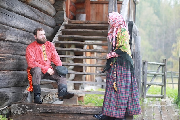 Rituali slavi tradizionali in stile rustico All'aperto in estate Fattoria villaggio slavo Contadini in abiti eleganti