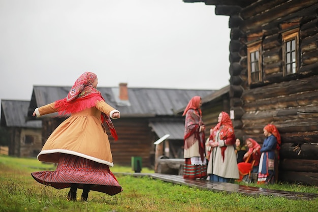 Rituali slavi tradizionali in stile rustico All'aperto in estate Fattoria villaggio slavo Contadini in abiti eleganti
