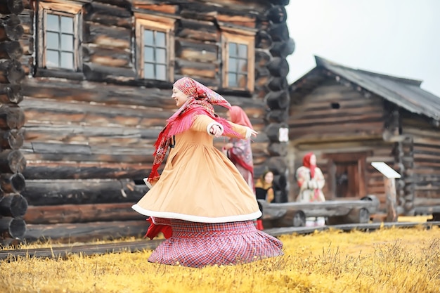 Rituali tradizionali slavi in stile rustico. All'aperto in estate. Fattoria del villaggio slavo. Contadini in abiti eleganti.