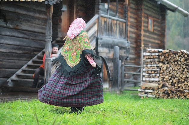 Rituali tradizionali slavi in stile rustico. All'aperto in estate. Fattoria del villaggio slavo. Contadini in abiti eleganti.