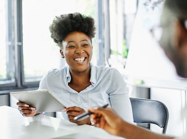 riunione aziendale donna d'affari donna ufficio ritratto lavoro carriera felice sorridente lavoro di squadra collega imprenditore startup progetto educativo per studenti creativi