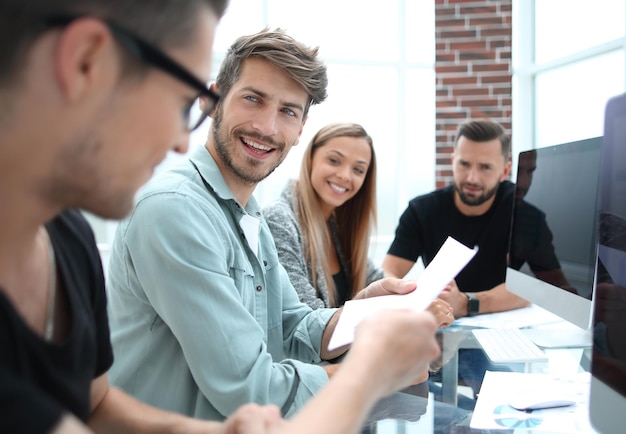 Riunione d'affari del progetto di avvio o concetto di brainstorming di lavoro di squadra felice con spazio di copia