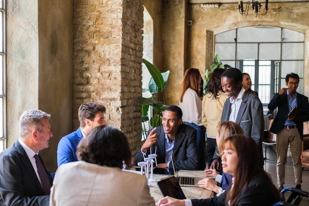 Riunione d'affari di gruppi di diverse etnie di lavoratori