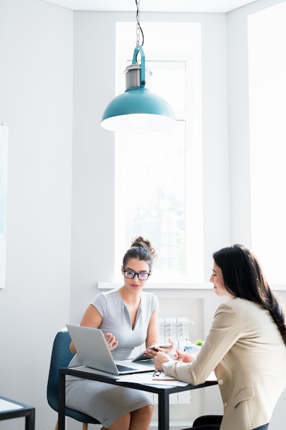 Riunione d'affari nel moderno caffè