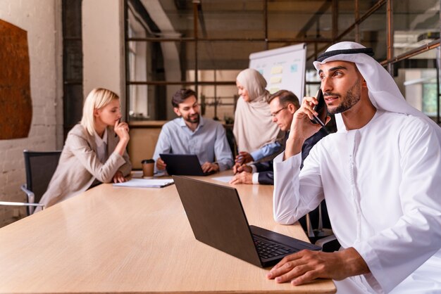 Riunione del team aziendale multietnico in ufficio per un piano di marketing strategico