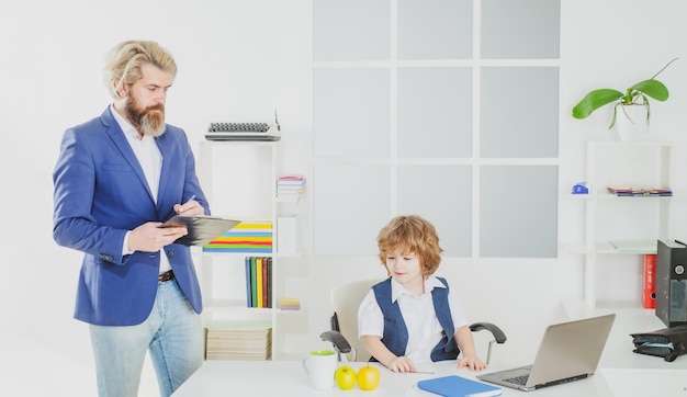 Riunione del team di marketing, brainstorming, ricerca, ragazzo carino, seduto su una sedia da ufficio, sicuro di sé come b