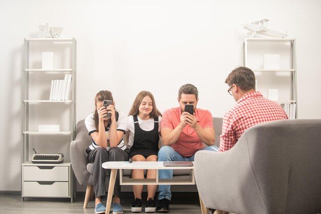 Riunione dell'insegnante di assicurazione sulla vita di mamma e figlia con dipendenza dal telefono