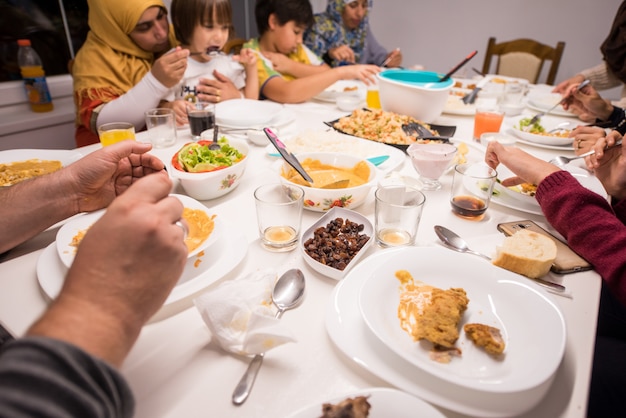 Riunione della famiglia che mangia pasto intorno al tavolo da cucina