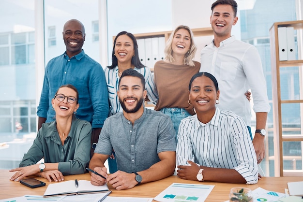 Riunione di collaborazione e amici con un team aziendale nella sala del consiglio insieme per strategia o pianificazione Lavoro di squadra la nostra visione e risate con un gruppo di dipendenti uomo e donna seduti al tavolo