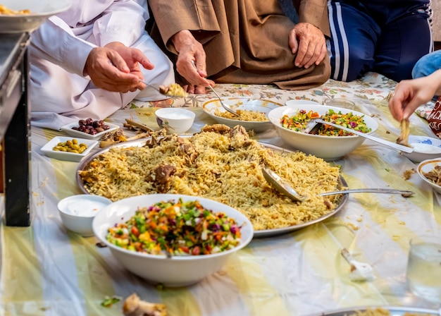 Riunione di famiglie musulmane per iftar in ramadan