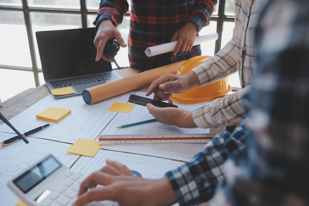 Riunione di lavoro di squadra dell'ingegnere Disegno di lavoro sulla riunione di progetto per il progetto di lavoro con il partner sulla costruzione di modelli e strumenti di ingegneria nel sito di lavoro Concetto di costruzione e struttura