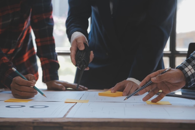 Riunione di lavoro di squadra dell'ingegnere Disegno di lavoro sulla riunione di progetto per il progetto di lavoro con il partner sulla costruzione di modelli e strumenti di ingegneria nel sito di lavoro Concetto di costruzione e struttura