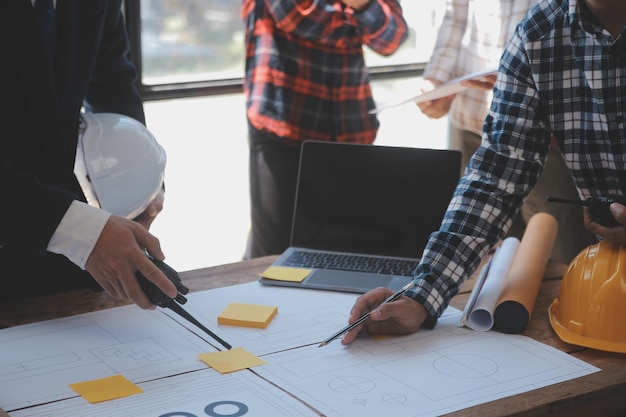 Riunione di lavoro di squadra dell'ingegnere Disegno di lavoro sulla riunione di progetto per il progetto di lavoro con il partner sulla costruzione di modelli e strumenti di ingegneria nel sito di lavoro Concetto di costruzione e struttura