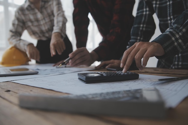 Riunione di lavoro di squadra dell'ingegnere Disegno di lavoro sulla riunione di progetto per il progetto di lavoro con il partner sulla costruzione di modelli e strumenti di ingegneria nel sito di lavoro Concetto di costruzione e struttura