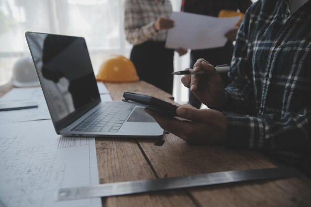 Riunione di lavoro di squadra dell'ingegnere Disegno di lavoro sulla riunione di progetto per il progetto di lavoro con il partner sulla costruzione di modelli e strumenti di ingegneria nel sito di lavoro Concetto di costruzione e struttura