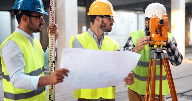 Riunione di lavoro di squadra di ingegneria dell'architettura al cantiere