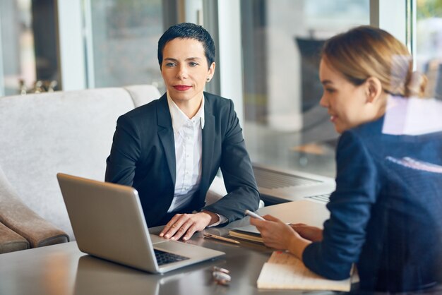 Riunione di lavoro presso l'accogliente caffetteria