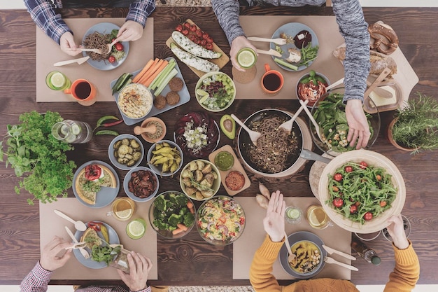 Riunione di una cena vegetariana