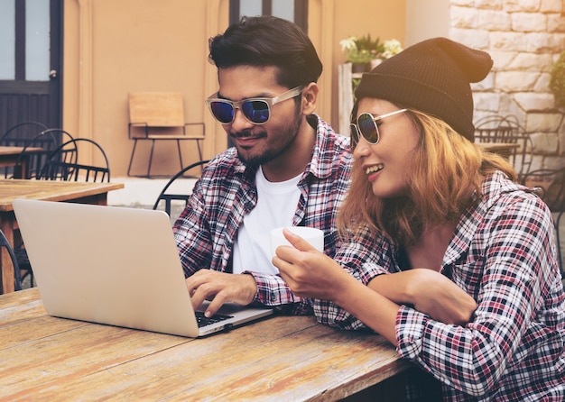 Riunione felice degli amici dello studente nel ristorante del caffè.