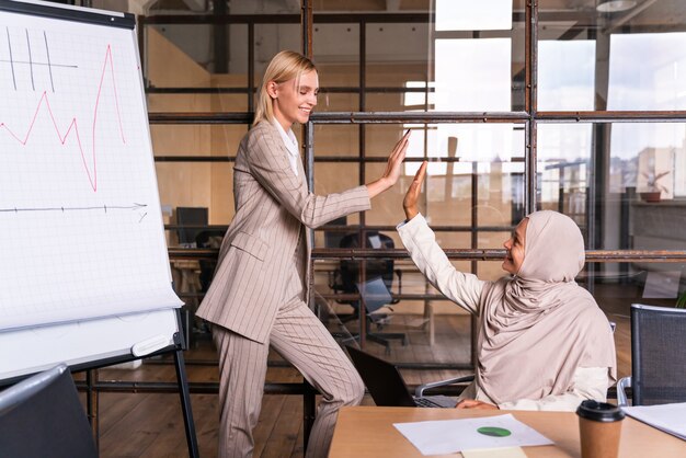 Riunione multietnica del team aziendale aziendale in ufficio per un piano di marketing strategico - Impiegati, imprenditori e dipendenti dell'azienda al lavoro in una società multinazionale